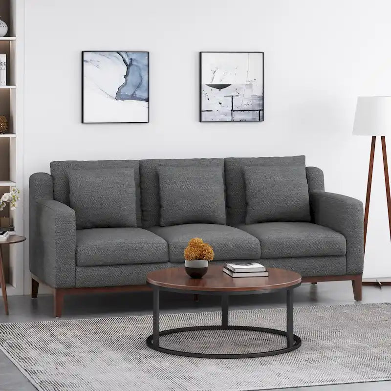 Un canapé trois places moderne avec coussins décoratifs.