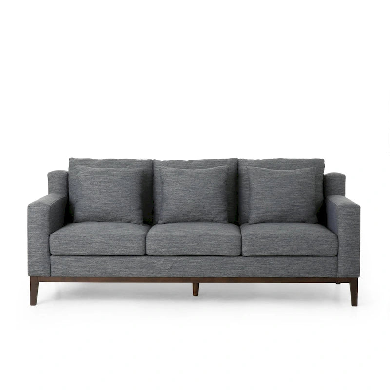 Un canapé trois places moderne avec coussins décoratifs.