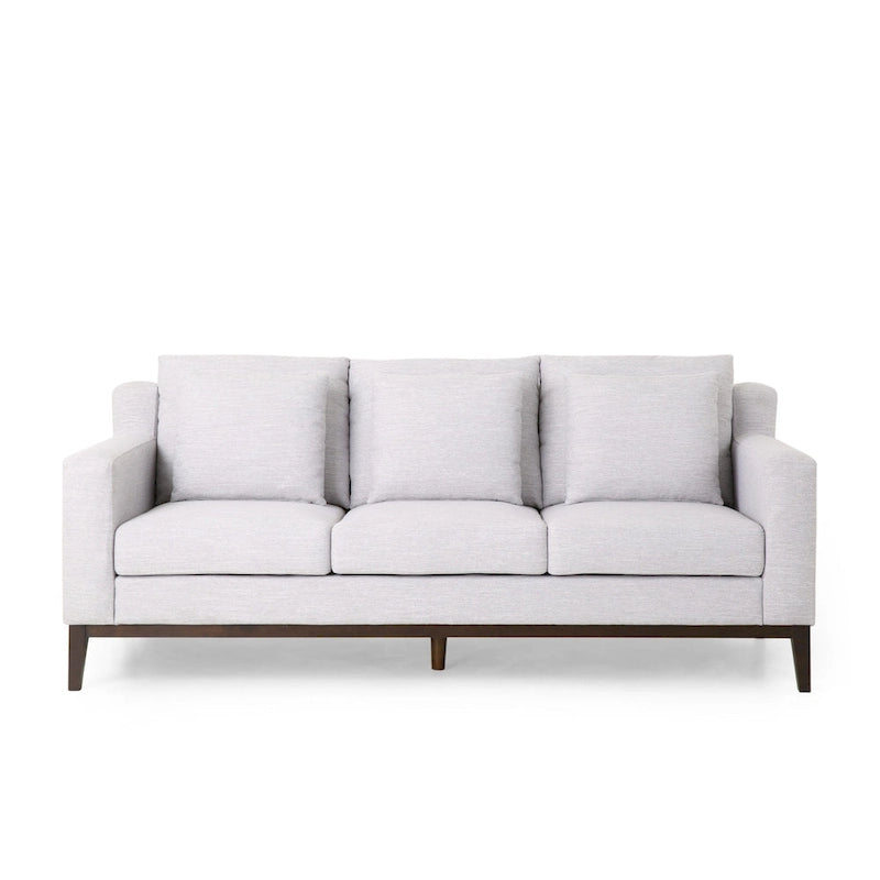 Un canapé trois places moderne avec coussins décoratifs.