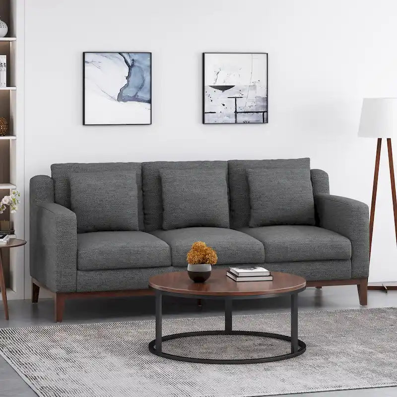 Un canapé trois places moderne avec coussins décoratifs.