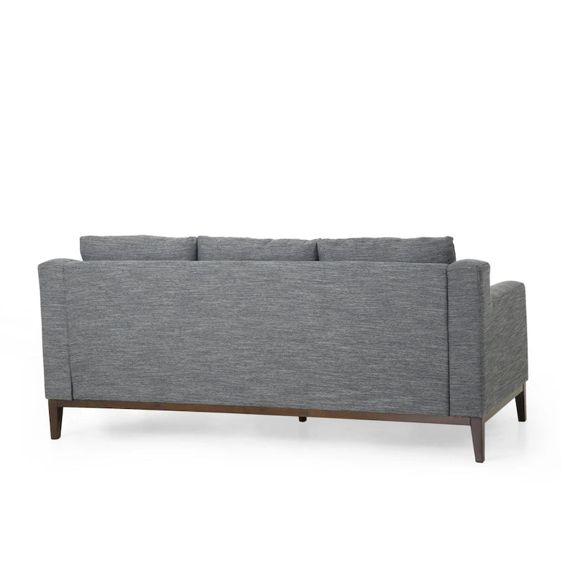 Un canapé trois places moderne avec coussins décoratifs.