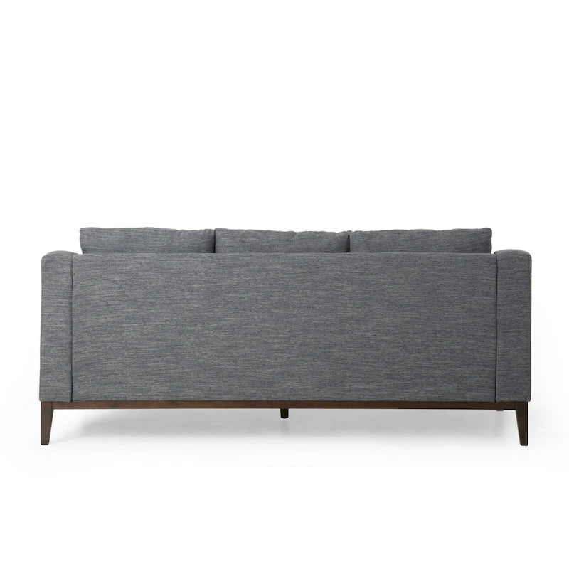 Un canapé trois places moderne avec coussins décoratifs.