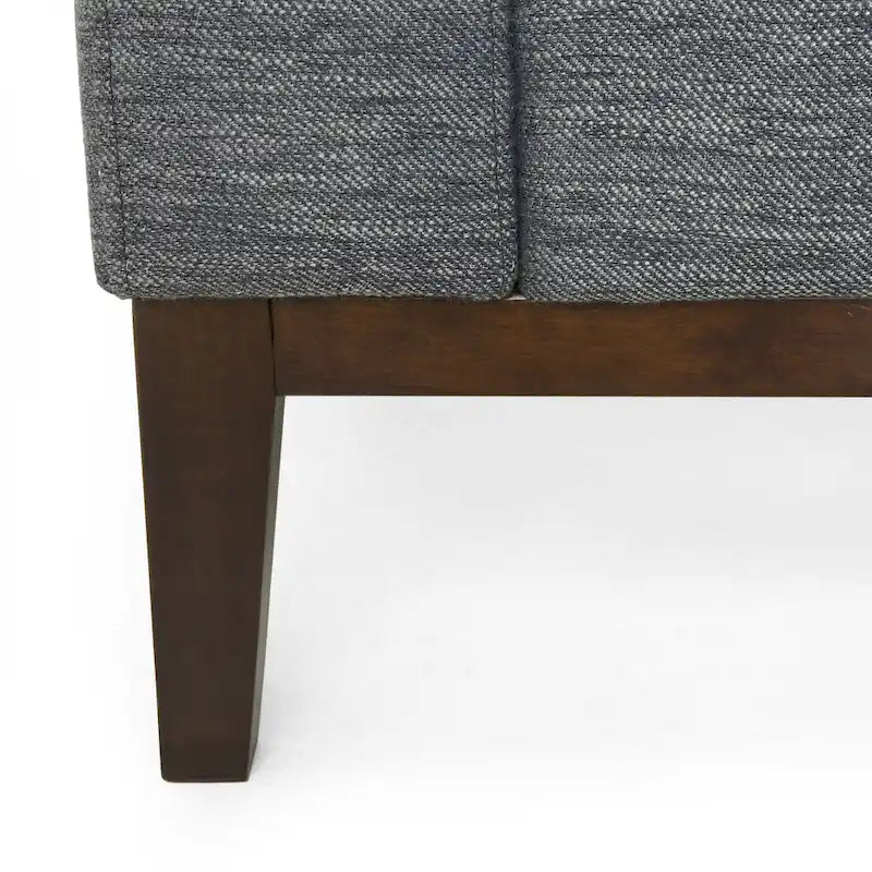Un canapé trois places moderne avec coussins décoratifs.