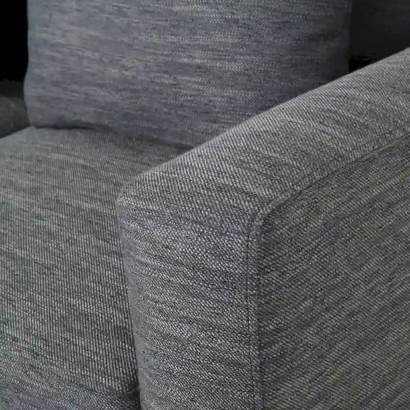 Un canapé trois places moderne avec coussins décoratifs.