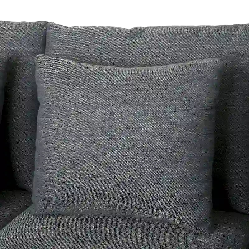 Un canapé trois places moderne avec coussins décoratifs.