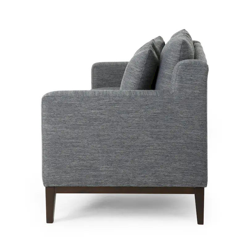 Un canapé trois places moderne avec coussins décoratifs.