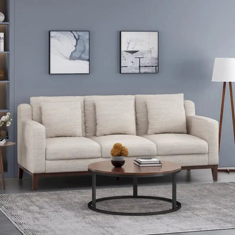 Un canapé trois places moderne avec coussins décoratifs.