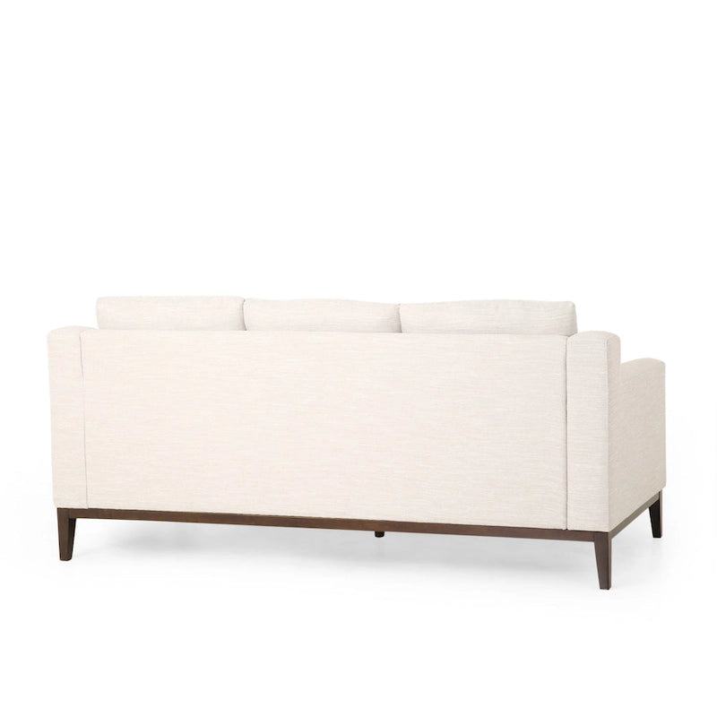 Un canapé trois places moderne avec coussins décoratifs.
