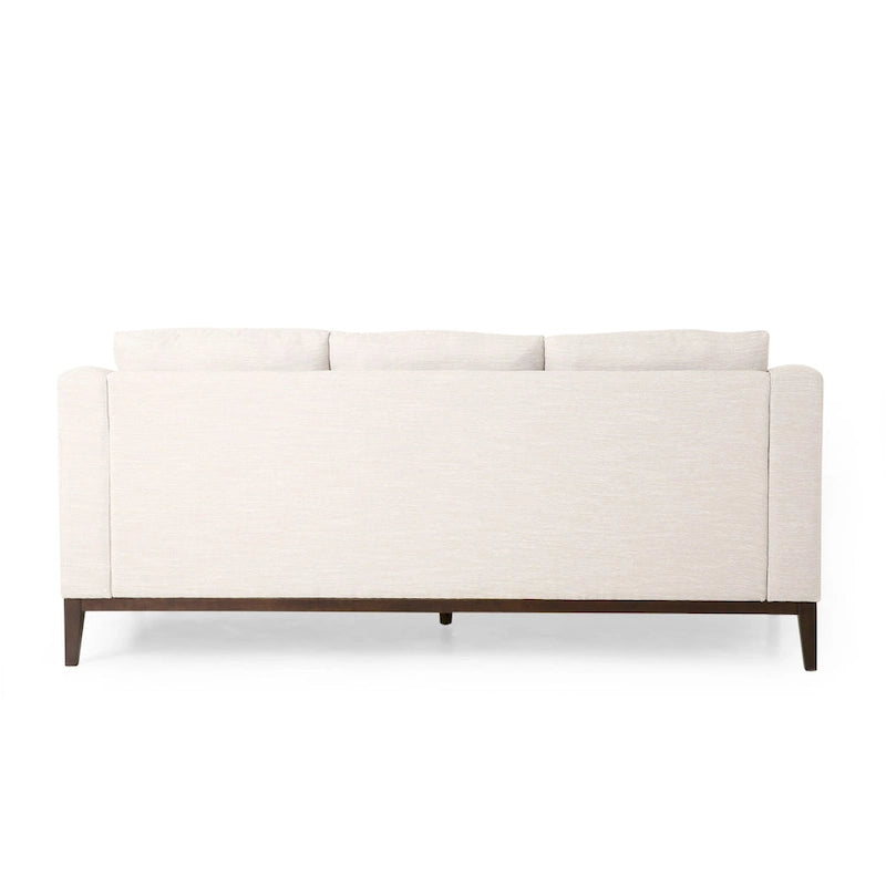 Un canapé trois places moderne avec coussins décoratifs.