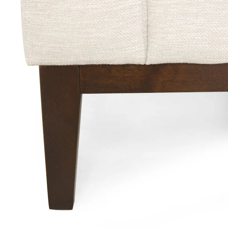 Un canapé trois places moderne avec coussins décoratifs.