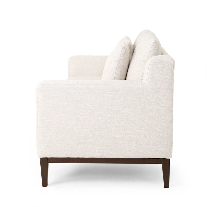 Un canapé trois places moderne avec coussins décoratifs.