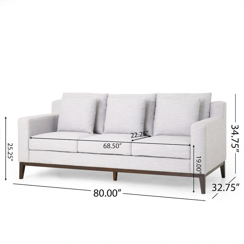 Un canapé trois places moderne avec coussins décoratifs.