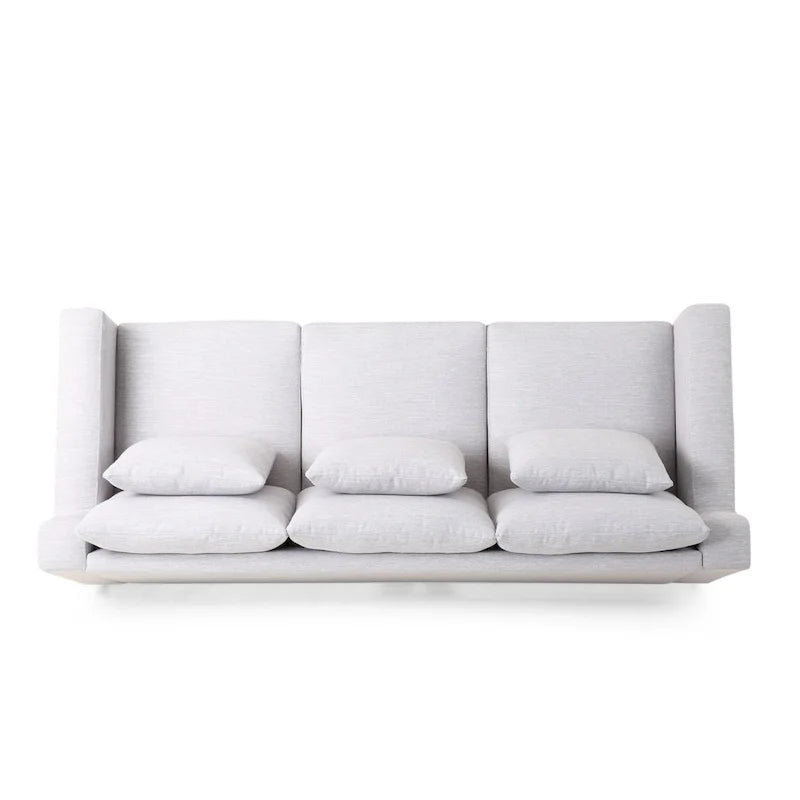 Un canapé trois places moderne avec coussins décoratifs.