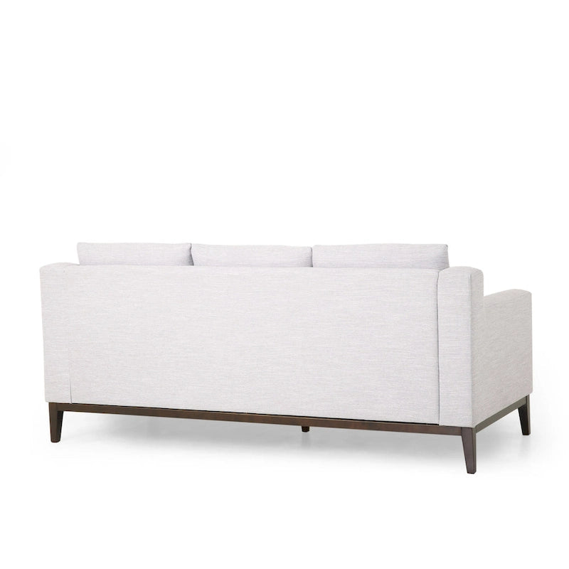 Un canapé trois places moderne avec coussins décoratifs.
