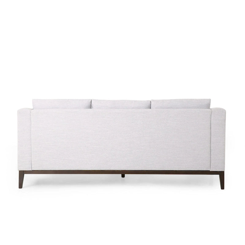 Un canapé trois places moderne avec coussins décoratifs.