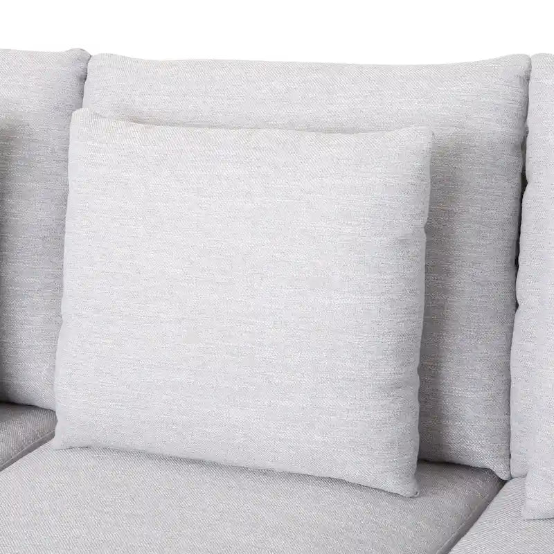Un canapé trois places moderne avec coussins décoratifs.