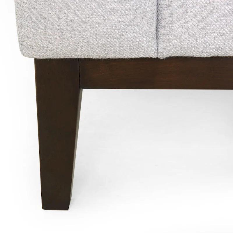 Un canapé trois places moderne avec coussins décoratifs.